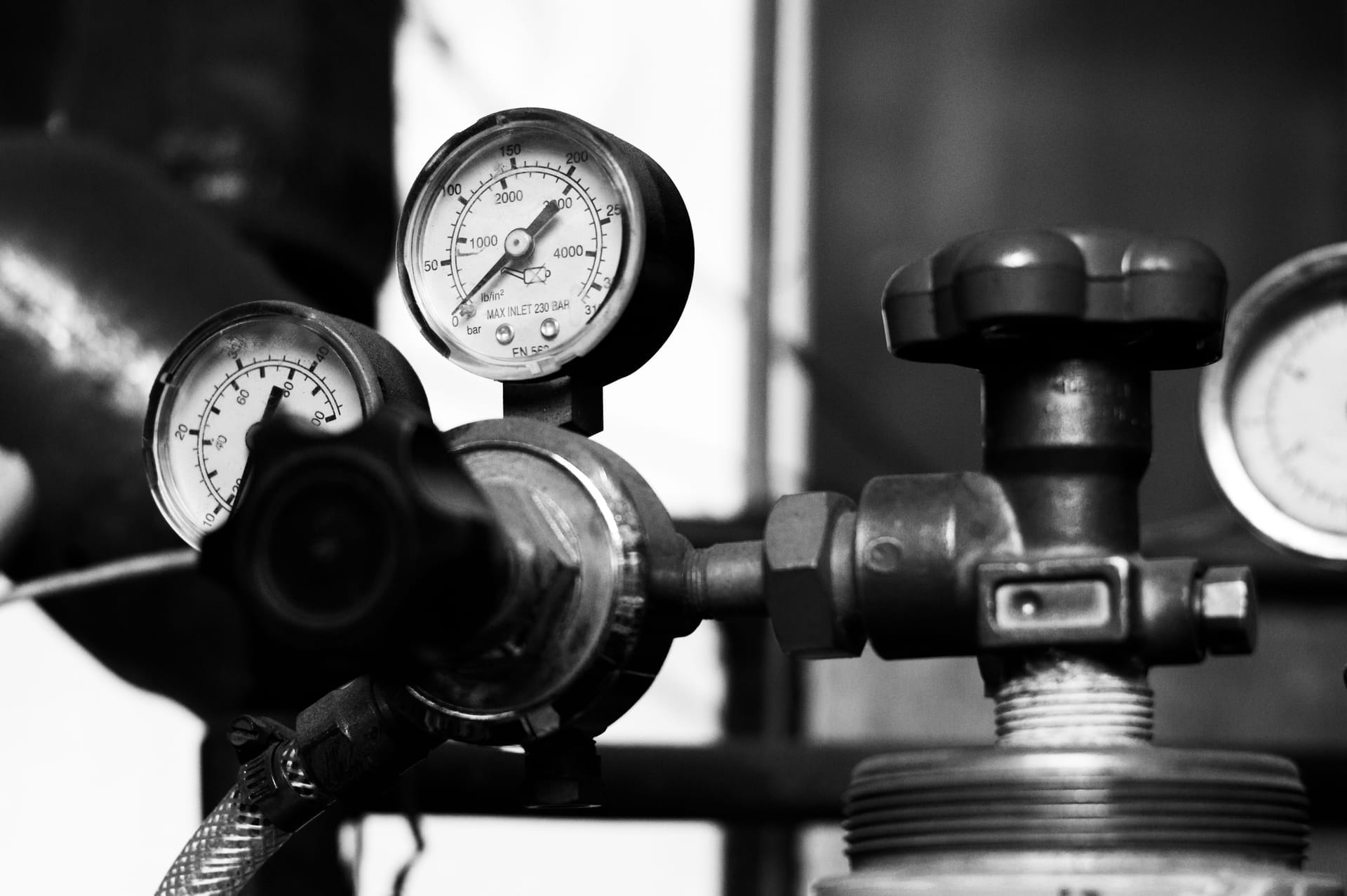 Nærbilete av manometer og ventilhus på industrielt reguleringsutstyr